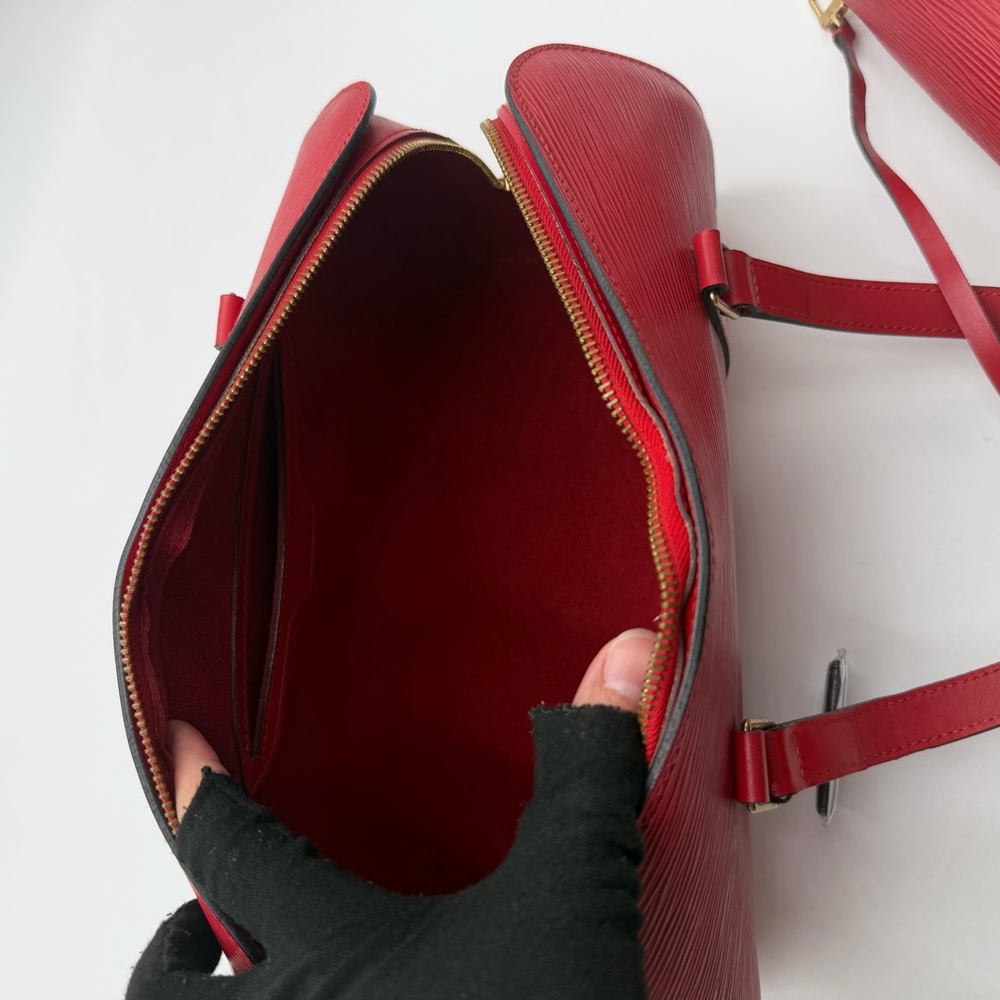 Louis Vuitton Red Barrel Shoulder Bag with Detachable Pouch - Picture 4 of 5